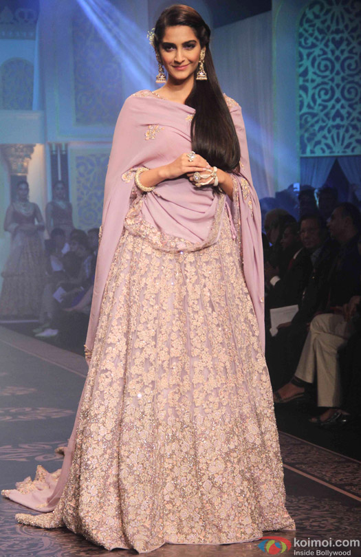 Sonam Kapoor Walks The Ramp At IIJW Grand Finale Sonam Kapoor Walks The Ramp At IIJW Grand Finale
