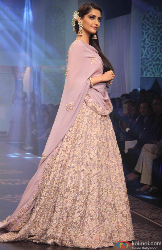 Sonam Kapoor Walks The Ramp At IIJW Grand Finale Sonam Kapoor Walks The Ramp At IIJW Grand Finale