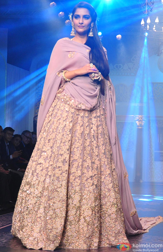 Sonam Kapoor Walks The Ramp At IIJW Grand Finale Sonam Kapoor Walks The Ramp At IIJW Grand Finale