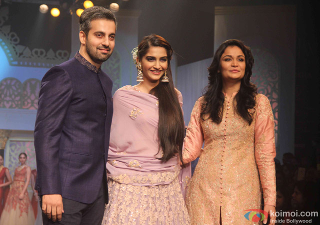 Sonam Kapoor Walks The Ramp At IIJW Grand Finale Sonam Kapoor Walks The Ramp At IIJW Grand Finale