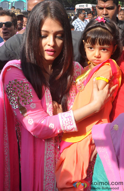Aishwarya Rai Bachchan and Aaradhya Bachchan visits siddhivinayak temple 