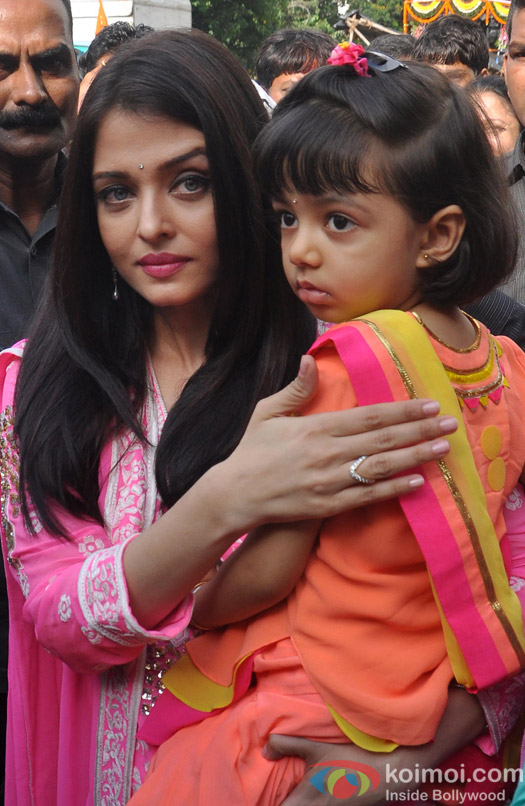 Aishwarya Rai Bachchan and Aaradhya Bachchan visits siddhivinayak temple 