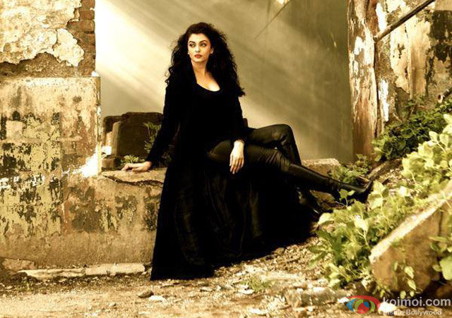 Aishwarya Rai Bachchan in a 'Bandeyaa' still from movie 'Jazbaa'