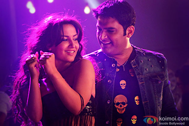 Elli Avram and Kapil Sharma in a still from movie 'Kis Kisko Pyaar Karoon'