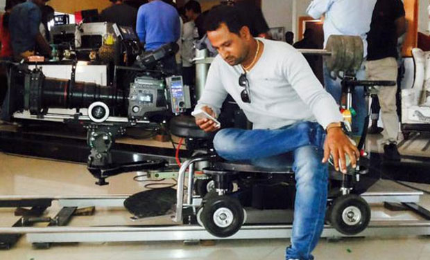 'Dilwale' team roll their camera at Charninar, Hyderabad