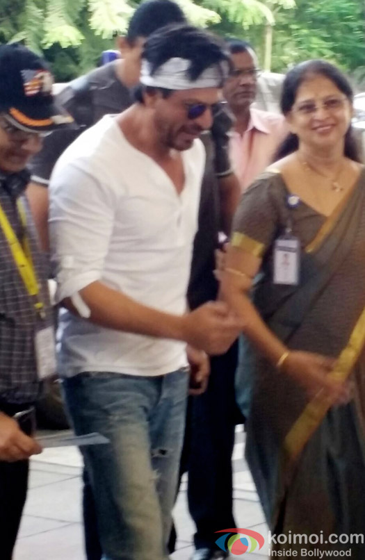 Shah Rukh Khan Snapped At Airport