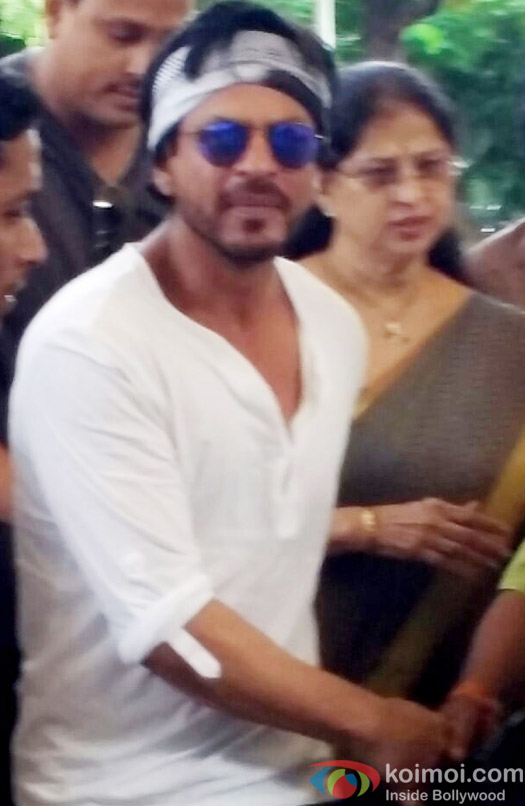 Shah Rukh Khan Snapped At Airport