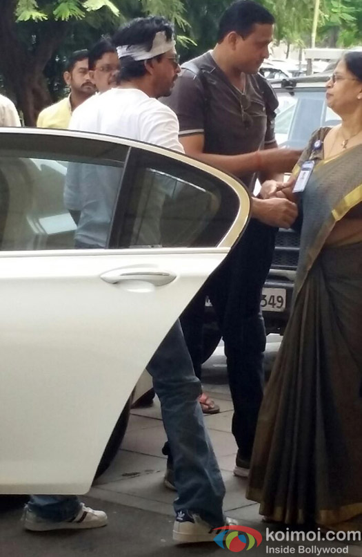 Shah Rukh Khan Snapped At Airport