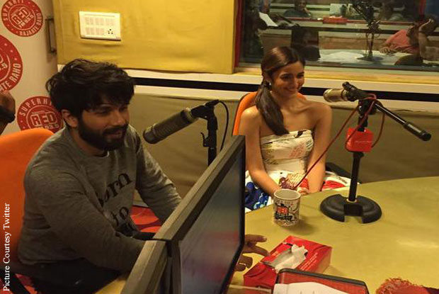 Shahid Kapoor and Alia Bhatt Sang The 'Shaandaar' Title Track At Radio Station