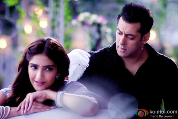 Sonam Kapoor and Salman Khan in a 'Jalte Diye' song still from 'Prem Ratan Dhan Payo'