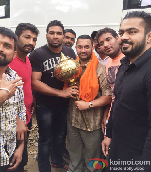Local wrestlers presented a special golden gadaa to Aamir Khan while shooting Dangal in Ludhiana