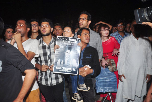 Fans outside Shah Rukh Khan's residence 'Mannat' to greet and wish him 50th birthday