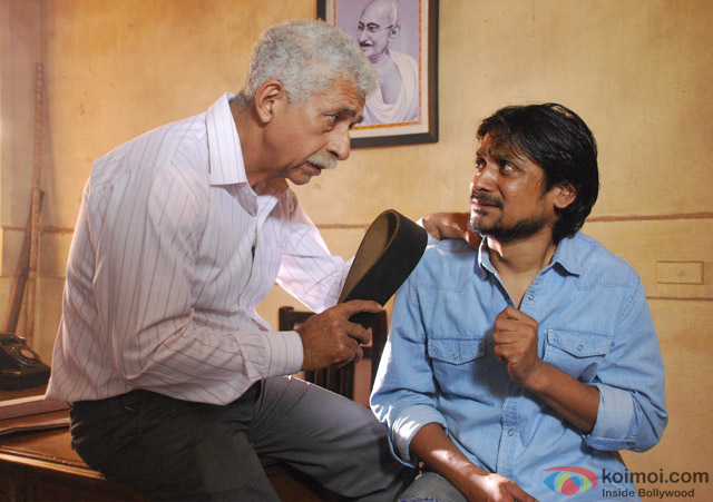 Naseeruddin Shah and Subrat Dutta in a still from movie 'Charlie Kay Chakkar Mein'