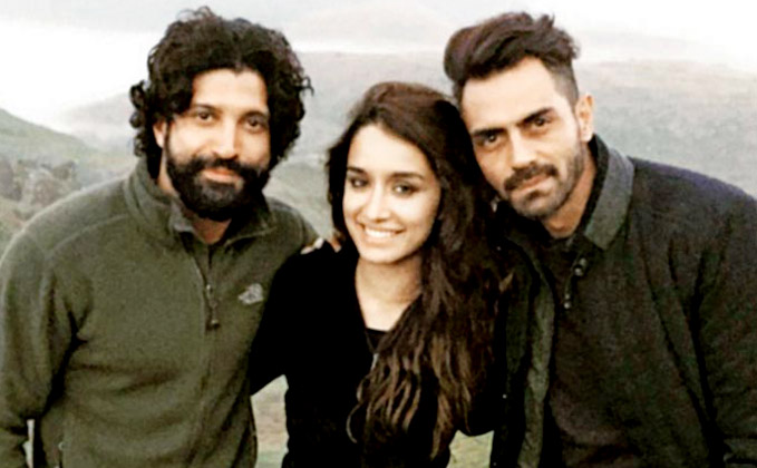 Rocking Trio : Shraddha Kapoor, Arjun Rampal & Farhan Akhtar On The Sets Of 'Rock On 2' - Koimoi Rocking Trio : Shraddha Kapoor, Arjun Rampal & Farhan Akhtar On The Sets Of 'Rock On 2' - Koimoi