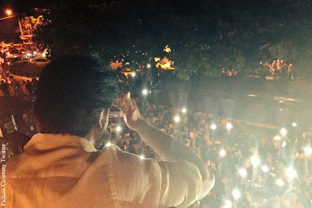Shah Rukh Khan stood in a balcony of his house Mannat