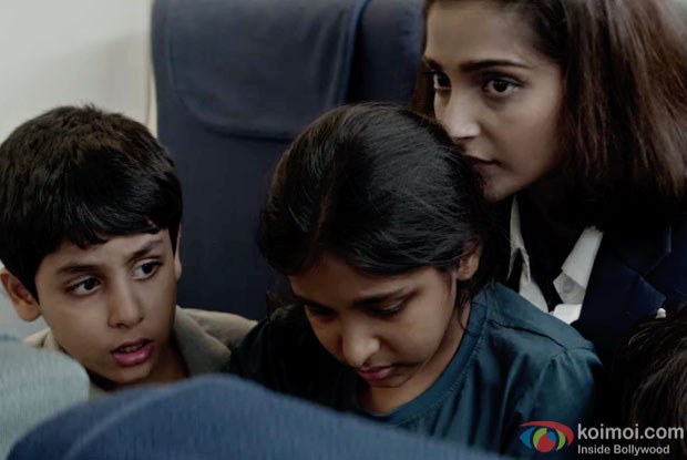 Sonam Kapoor in a 'Aisa Kyun Maa' song still from 'Neerja'