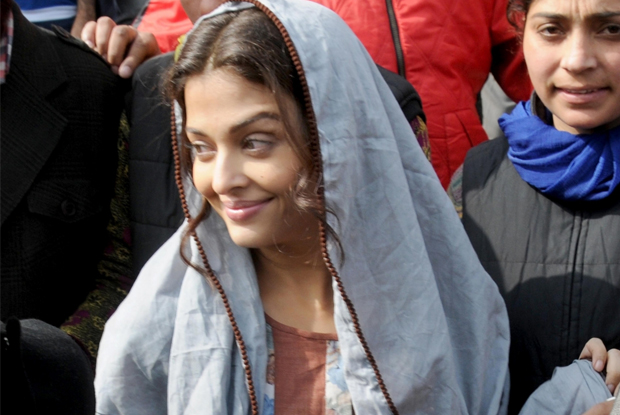 Aishwarya Rai Bachchan shoots for 'Sarbjit' at Golden Temple