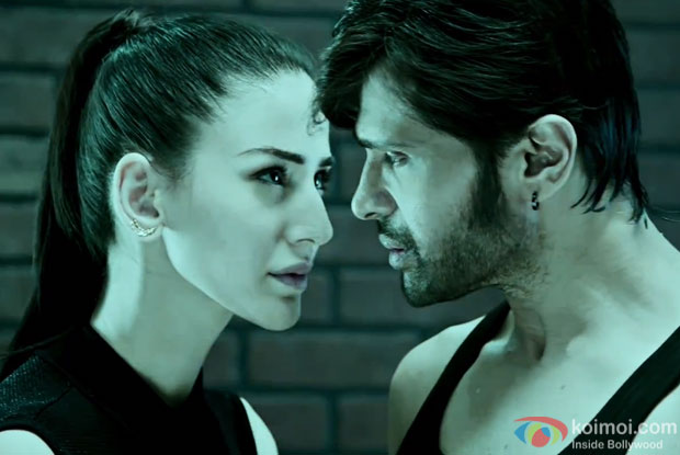 Farah Karimaee and Himesh Reshammiya in a 'Bekhudi' song still from 'Teraa Surroor'