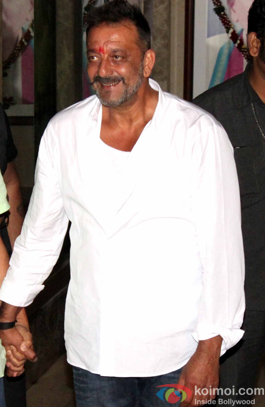 Bollywood Celebrities visited Sanjay Dutt's house 