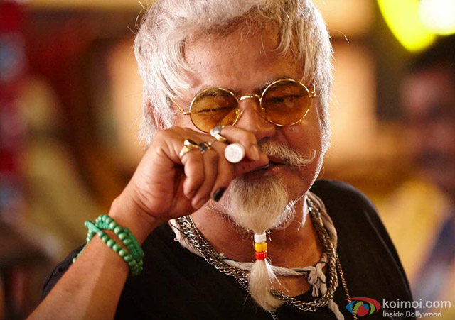 Sanjay Mishra in a still from movie 'Dilwale'