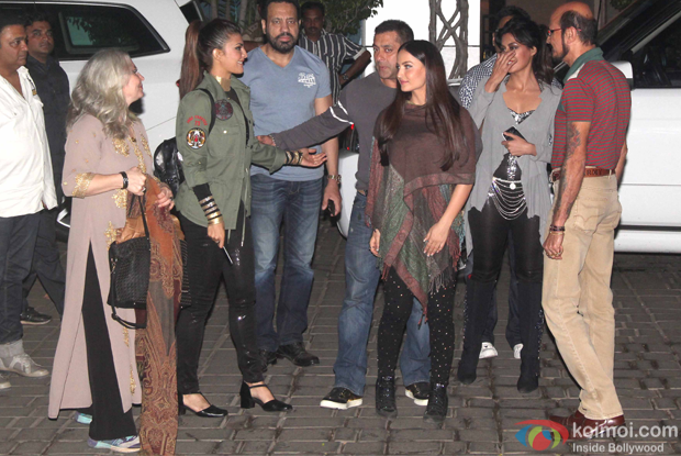 Salman Khan along with Jacqueline fernandez, Elli avram and Chitrangada singh spotted at mumbai airport