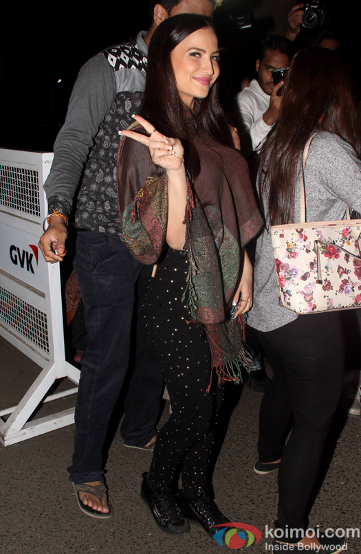 Elli Avram spotted at mumbai airport