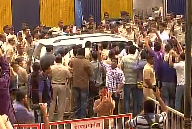 Sanjay Dutt Outside Yerwada Jail