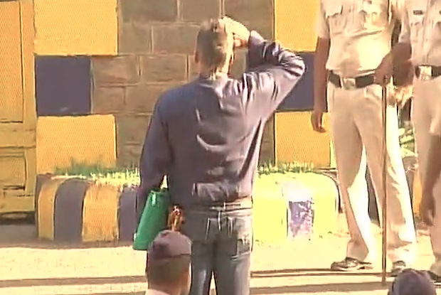 Sanjay Dutt Outside Yerwada Jail