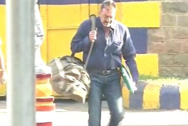 Sanjay Dutt Outside Yerwada Jail