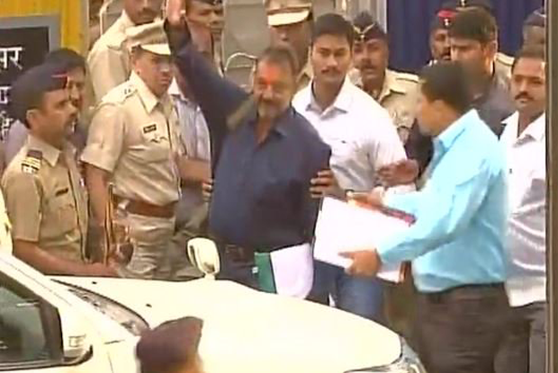 Sanjay Dutt Outside Yerwada Jail