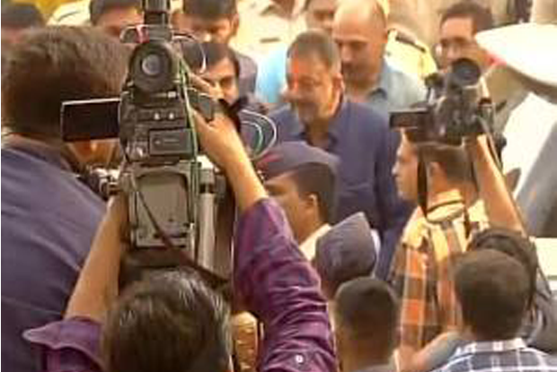 Sanjay Dutt Outside Yerwada Jail