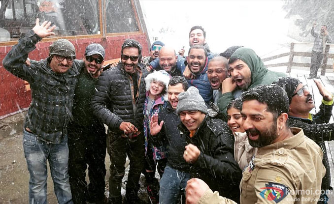 Shivaay Shoot : Ajay Devgn & His Team Enjoy Snowfall In Bulgaria