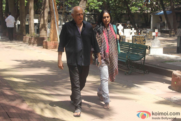  Mahesh Bhatt during the funeral of Maherahh Hashmi