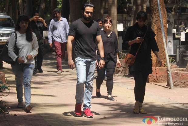 Emraan Hashmi during the funeral of his mother Maherahh Hashmi