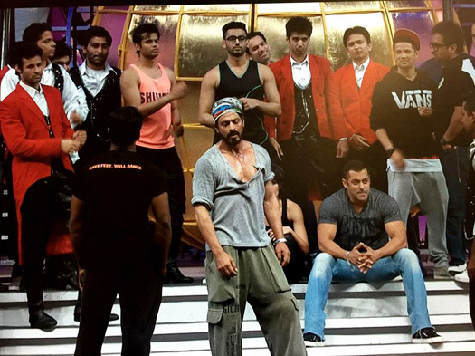 Snapped : Shah Rukh & Salman Chatting During TOIFA Rehearsals