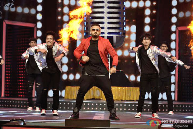Yo Yo Honey Singh performing at 8th Mirchi Music Awards