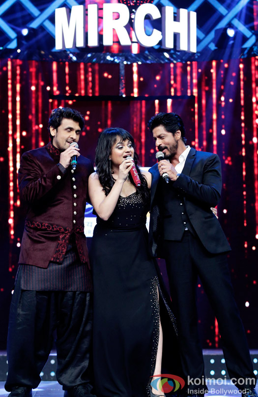 Sonu Nigam, Aditi Singh Sharma and Shah Rukh Khan performing at 8th Mirchi Music Awards