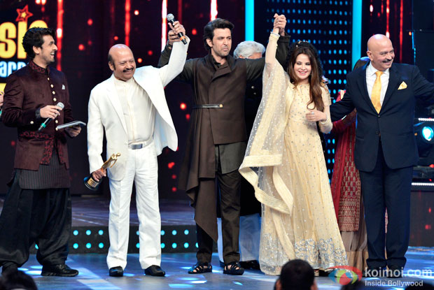 Sonu Nigam, Rajesh Roshan, Hrithik Roshan and Rakesh Roshan at 8th Mirchi Music Awards