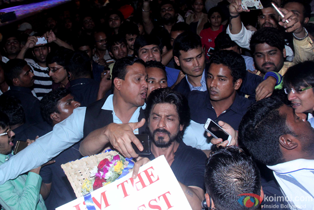 SRK's fans unveils the trailer of 'Fan'