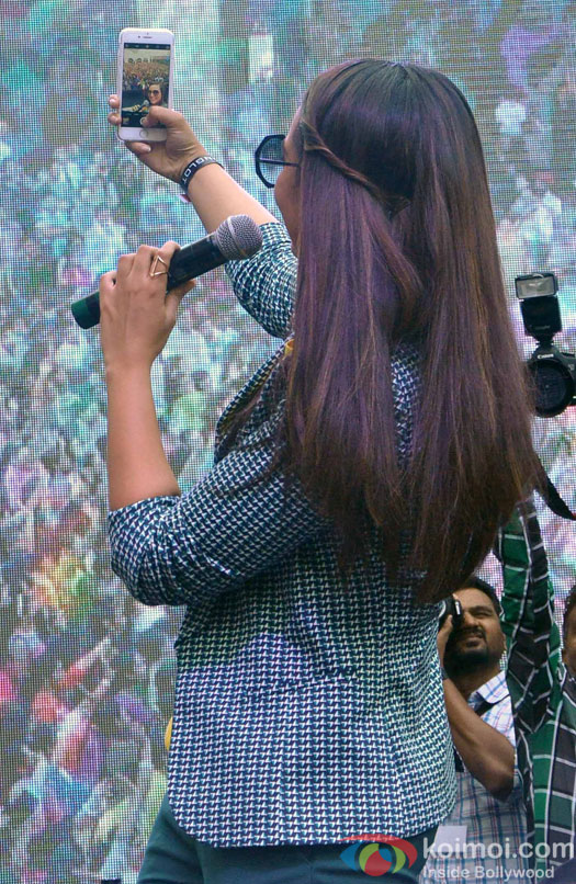 Sonakshi Sinha witnesses people painting fingernails