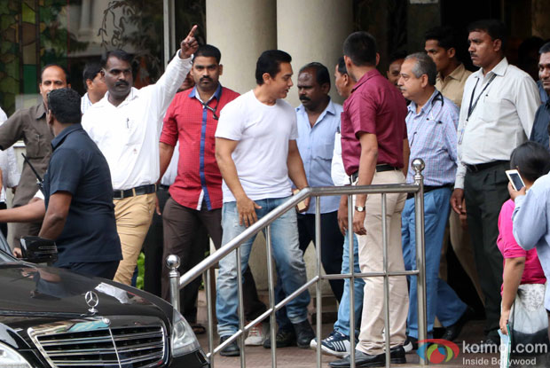 Aamir Khan outside the Lilavati Hospital
