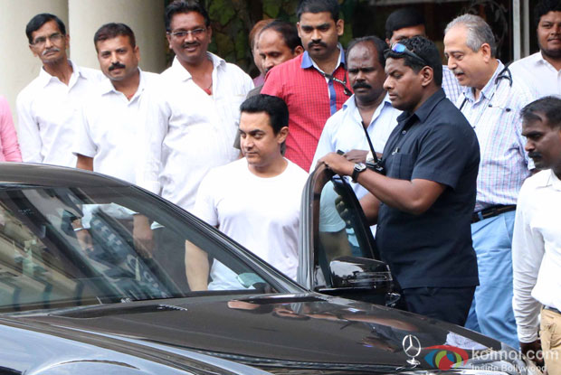Aamir Khan Meets Dilip Kumar at Lilavati Hospital