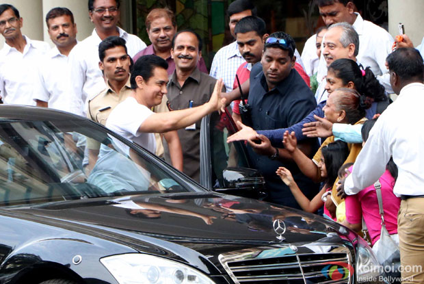 Aamir Khan Meets His Fans Outside Lilavati Hospital