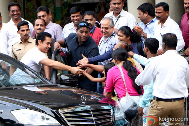 Aamir Khan Meets His Fans Outside Lilavati Hospital