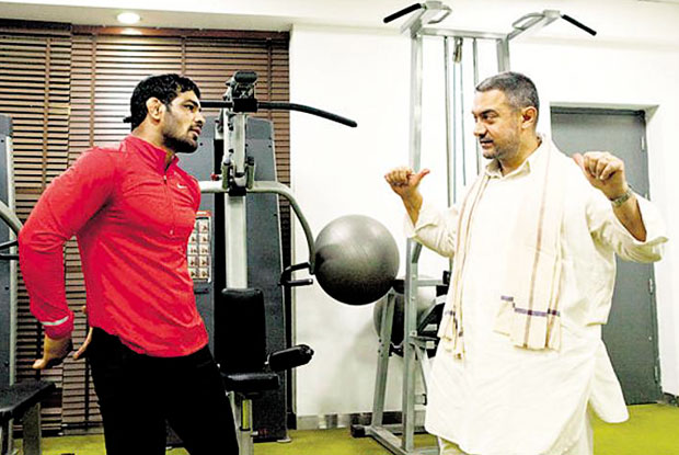 Aamir Khan and Sushil Kumar discussing fitness stuff