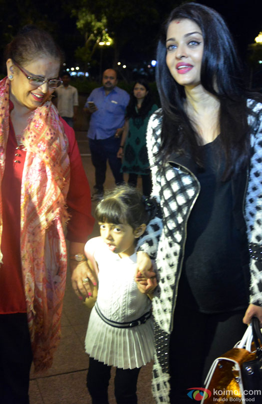 Aishwarya Rai Bachchan and Aaradhya Bachchan Spotted At Airport