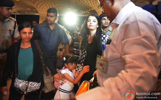 Aishwarya Rai Bachchan and Aaradhya Bachchan Spotted At Airport