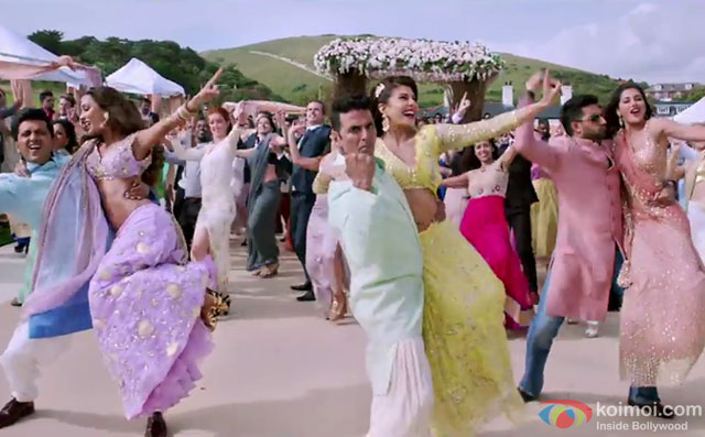 A still of Malamaal song from the movie Housefull 3