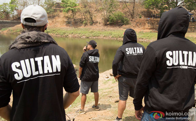 Sultan Fever Is On! Salman Gifts Hoodies To The Crew Members