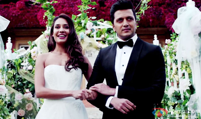 Lisa Haydon and Riteish Deshmukh in a still from Housefull 3